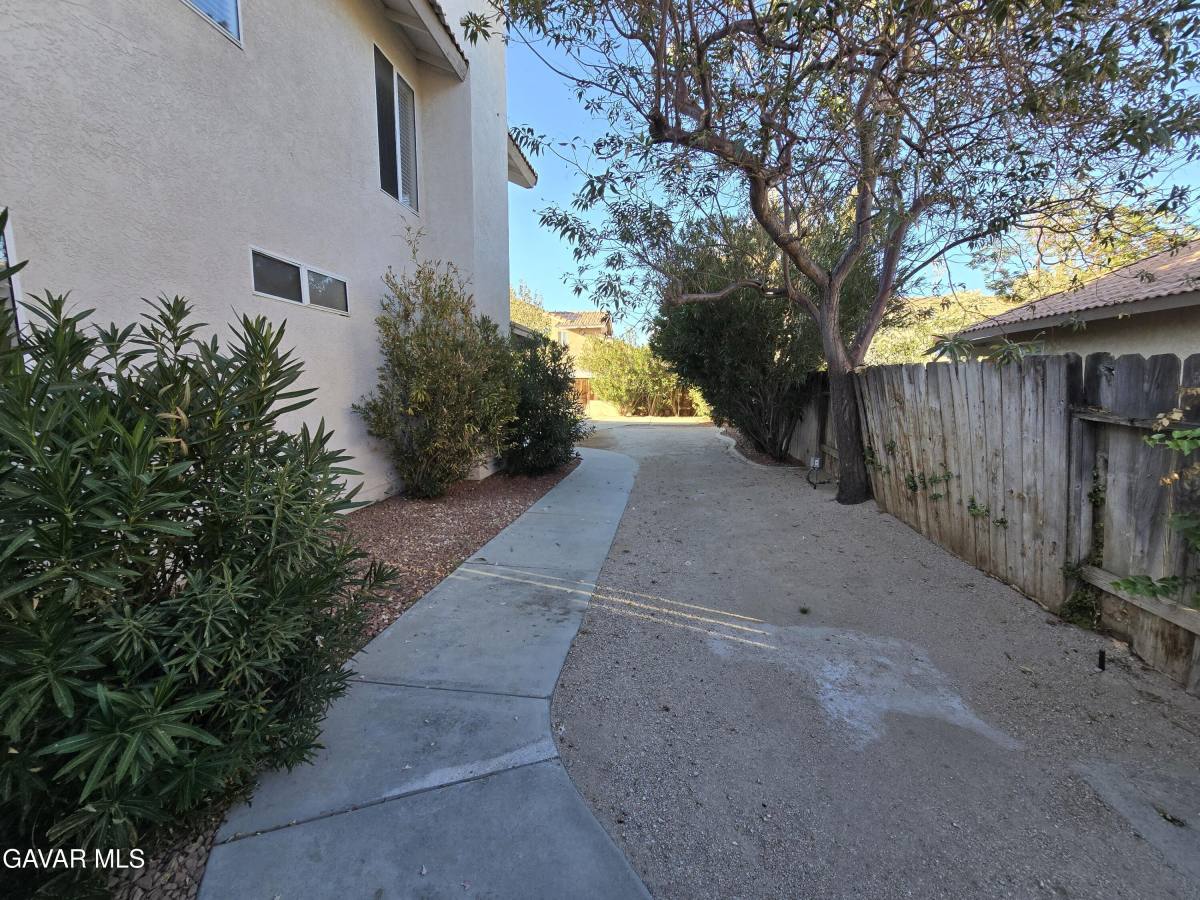 Apartment for rent at 2007 Willowbrook Ave, Palmdale, CA 93551