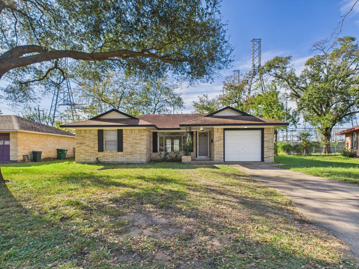 Apartment for rent at 3035 Guese Rd, Houston, TX 77018