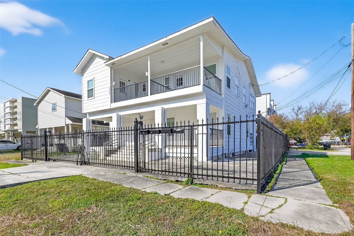Apartment for rent at 2202 Hutchins St #2202B, Houston, TX 77003