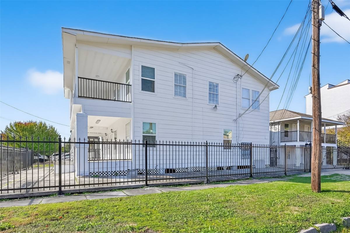 Apartment for rent at 2202 Hutchins St #2202B, Houston, TX 77003