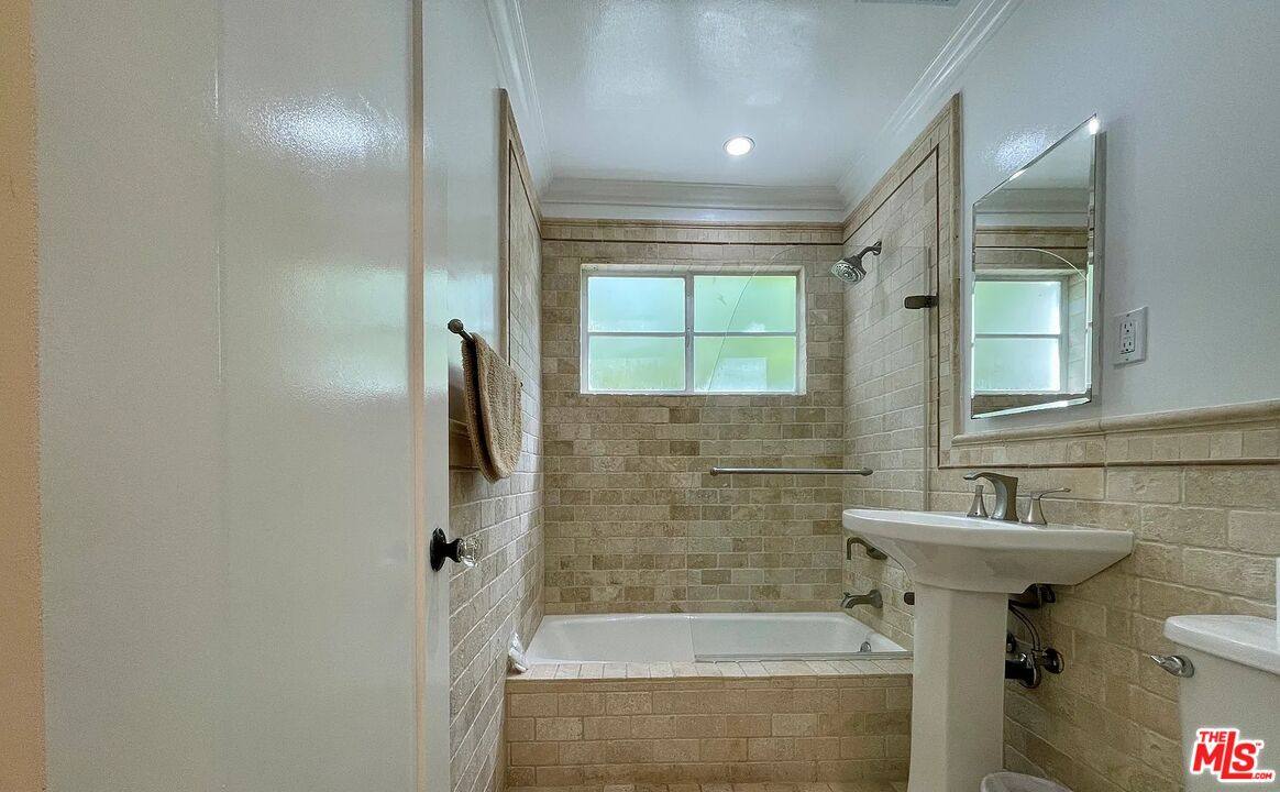 Apartment for rent at 1212 10th St #2, Santa Monica, CA 90401