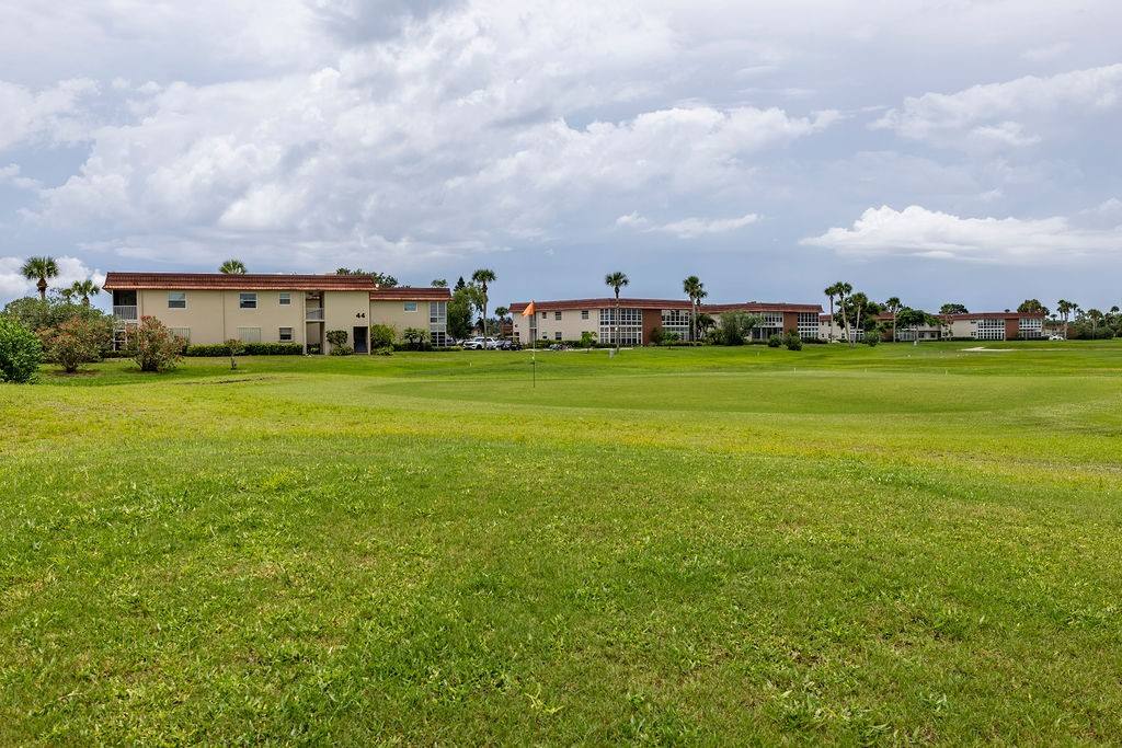 Apartment for rent at 44 Woodland Dr #204, Vero Beach, FL 32962