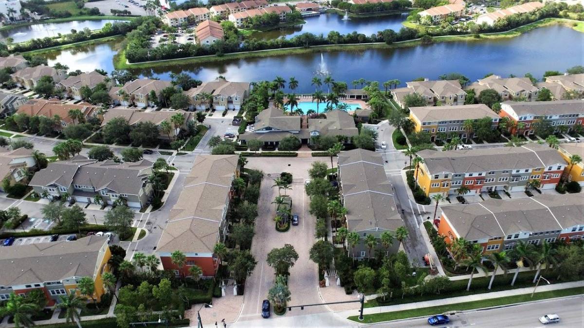 Townhouse for rent at 685 Pacific Grove Dr #685-2, West Palm Beach, FL 33401