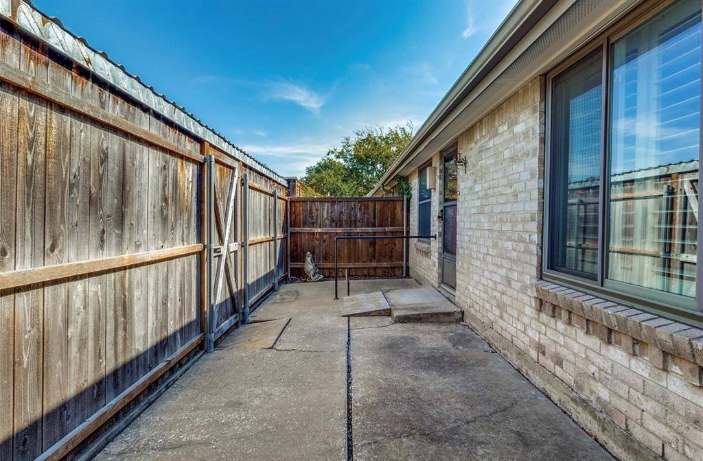 Townhouse for rent at 13853 Leinsper Green Dr, Dallas, TX 75240