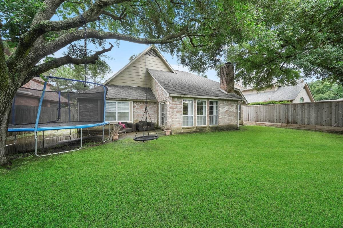 Apartment for rent at 11530 Wickhollow Lane, Houston, TX 77043