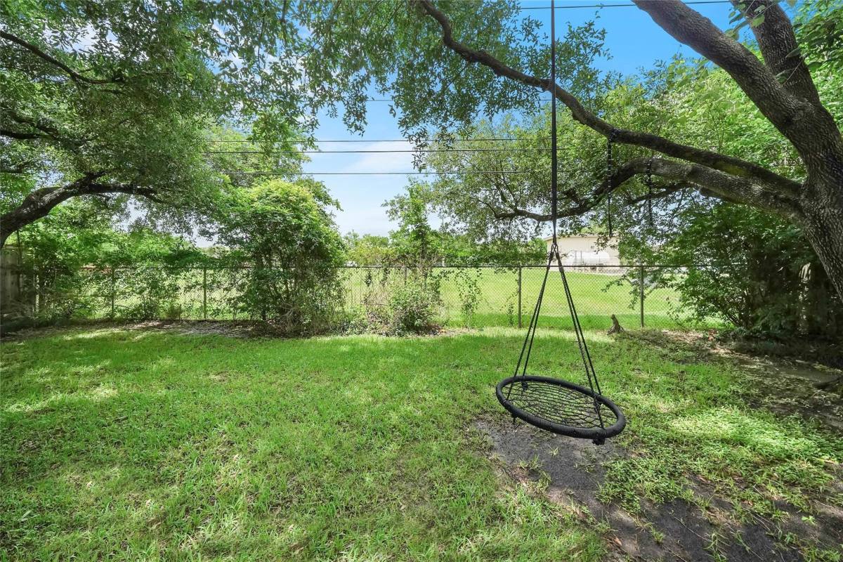 Apartment for rent at 11530 Wickhollow Lane, Houston, TX 77043