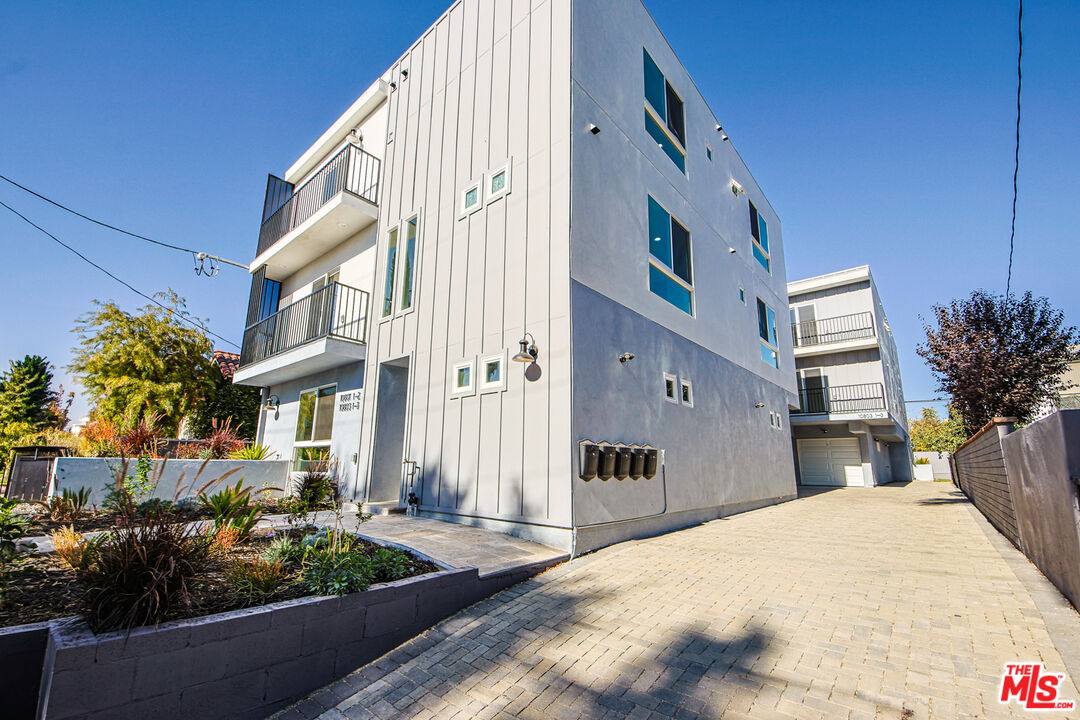 Townhouse for rent at 10803 Kling St, North Hollywood, CA 91602