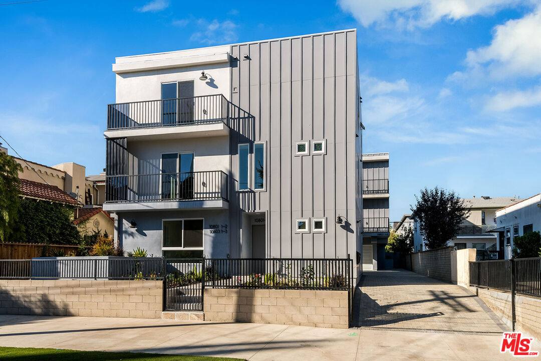 Townhouse for rent at 10803 Kling St, North Hollywood, CA 91602