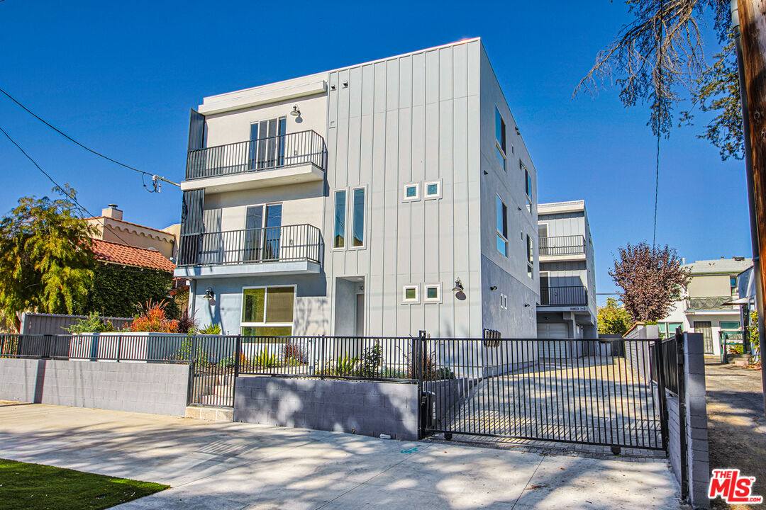 Townhouse for rent at 10803 Kling St, North Hollywood, CA 91602