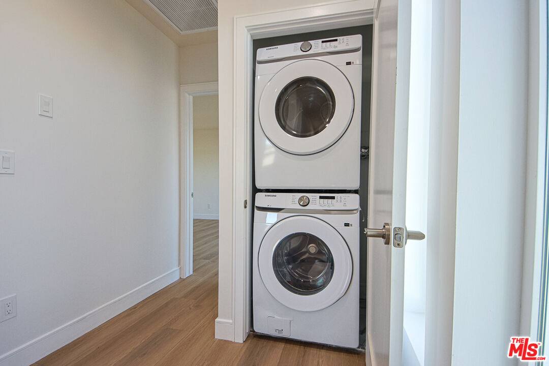 Townhouse for rent at 10803 Kling St, North Hollywood, CA 91602