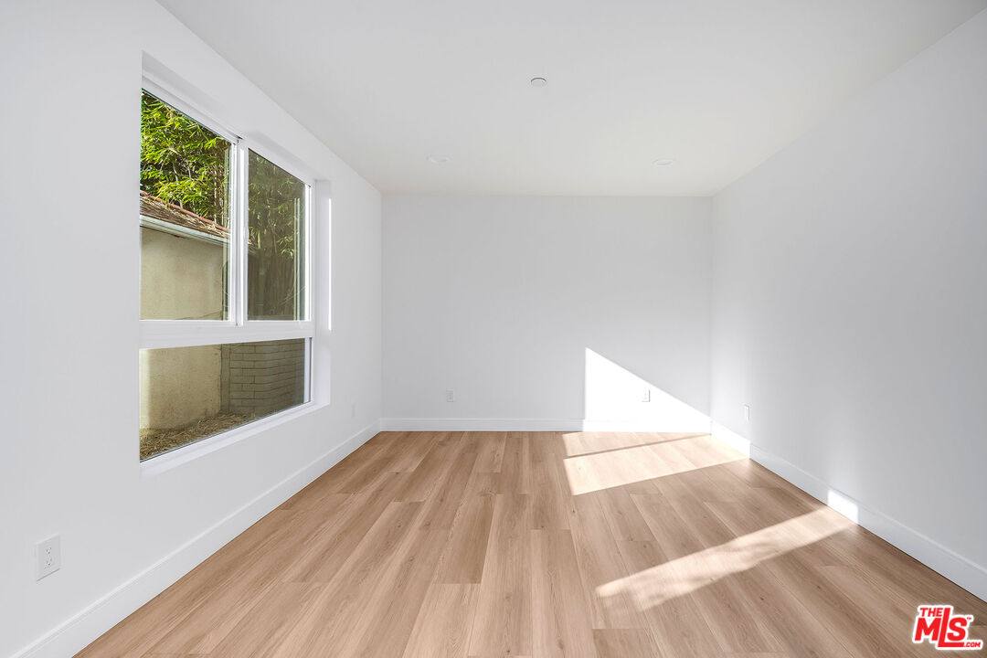Townhouse for rent at 10803 Kling St, North Hollywood, CA 91602