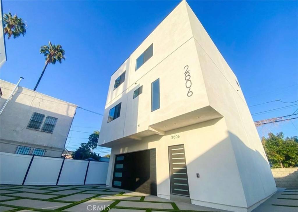Apartment for rent at 2806 S Palm Grove Ave, Los Angeles, CA 90016