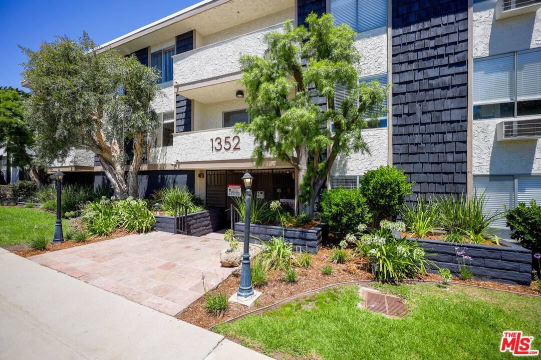 Apartment for rent at 1352 S Carmelina Ave #101, Los Angeles, CA 90025