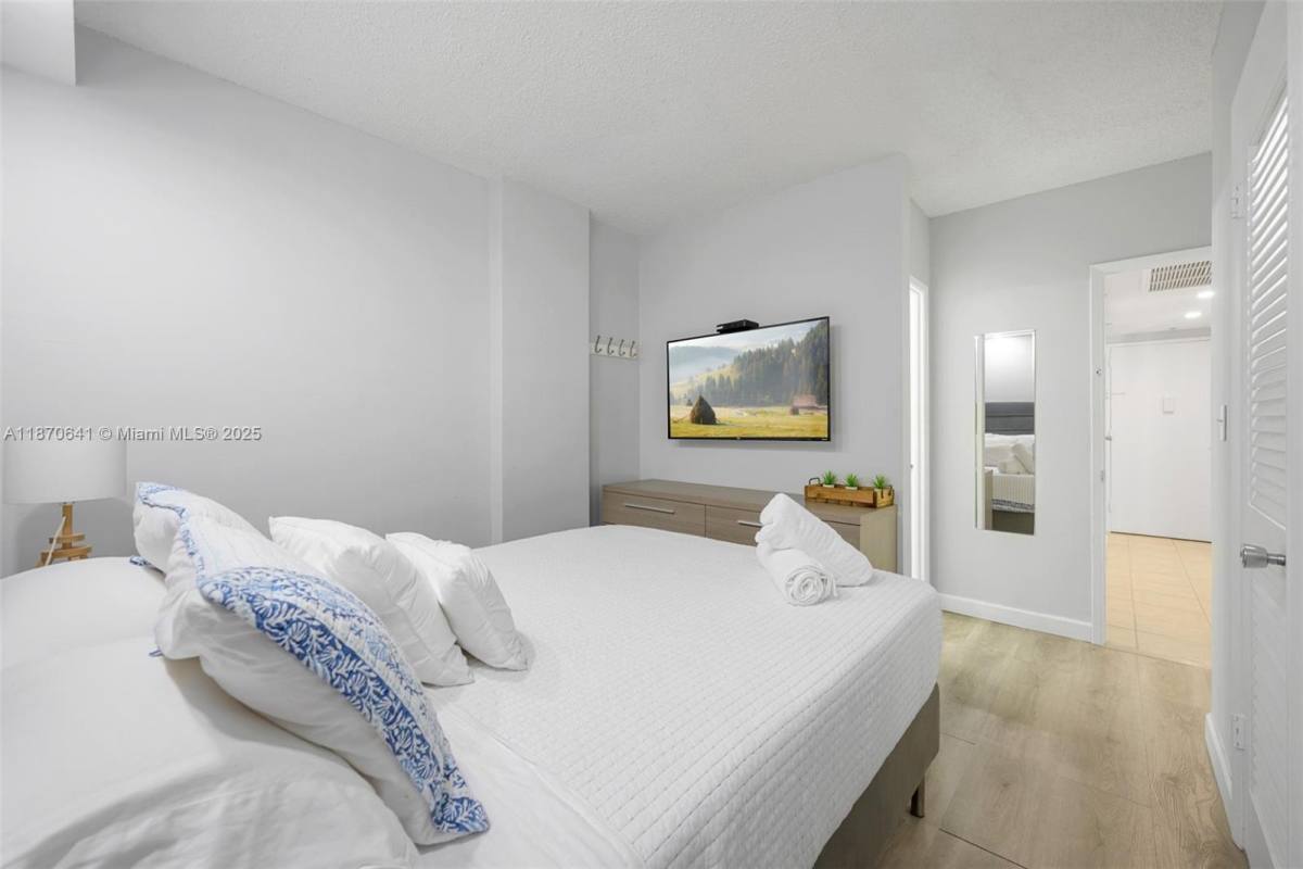 Apartment for rent at 19370 Collins Ave #321, North Miami Beach, FL 33160