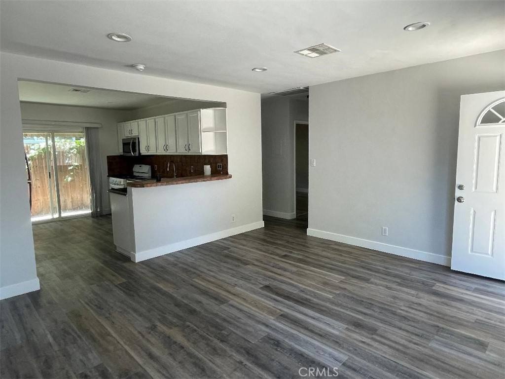 Apartment for rent at 4973 Topanga Canyon Blvd, Woodland Hills, CA 91364