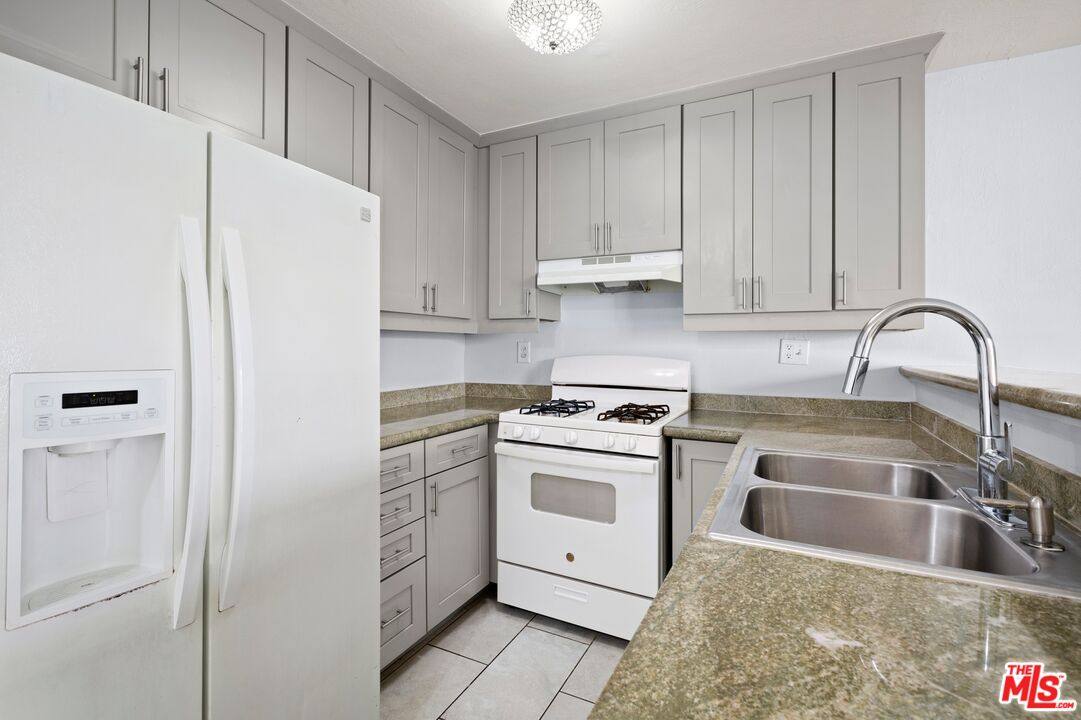 Condo for rent at 18530 Hatteras St #115, Tarzana, CA 91356