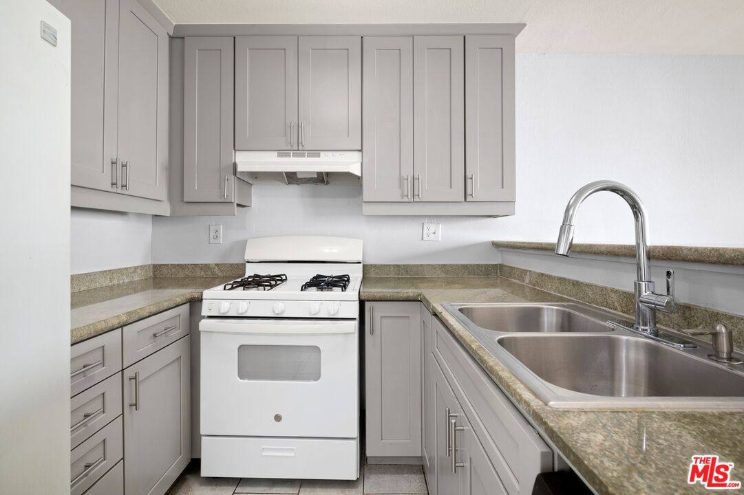 Condo for rent at 18530 Hatteras St #115, Tarzana, CA 91356