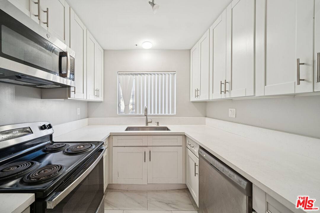 Apartment for rent at 326 S Serrano Ave #326-4, Los Angeles, CA 90020