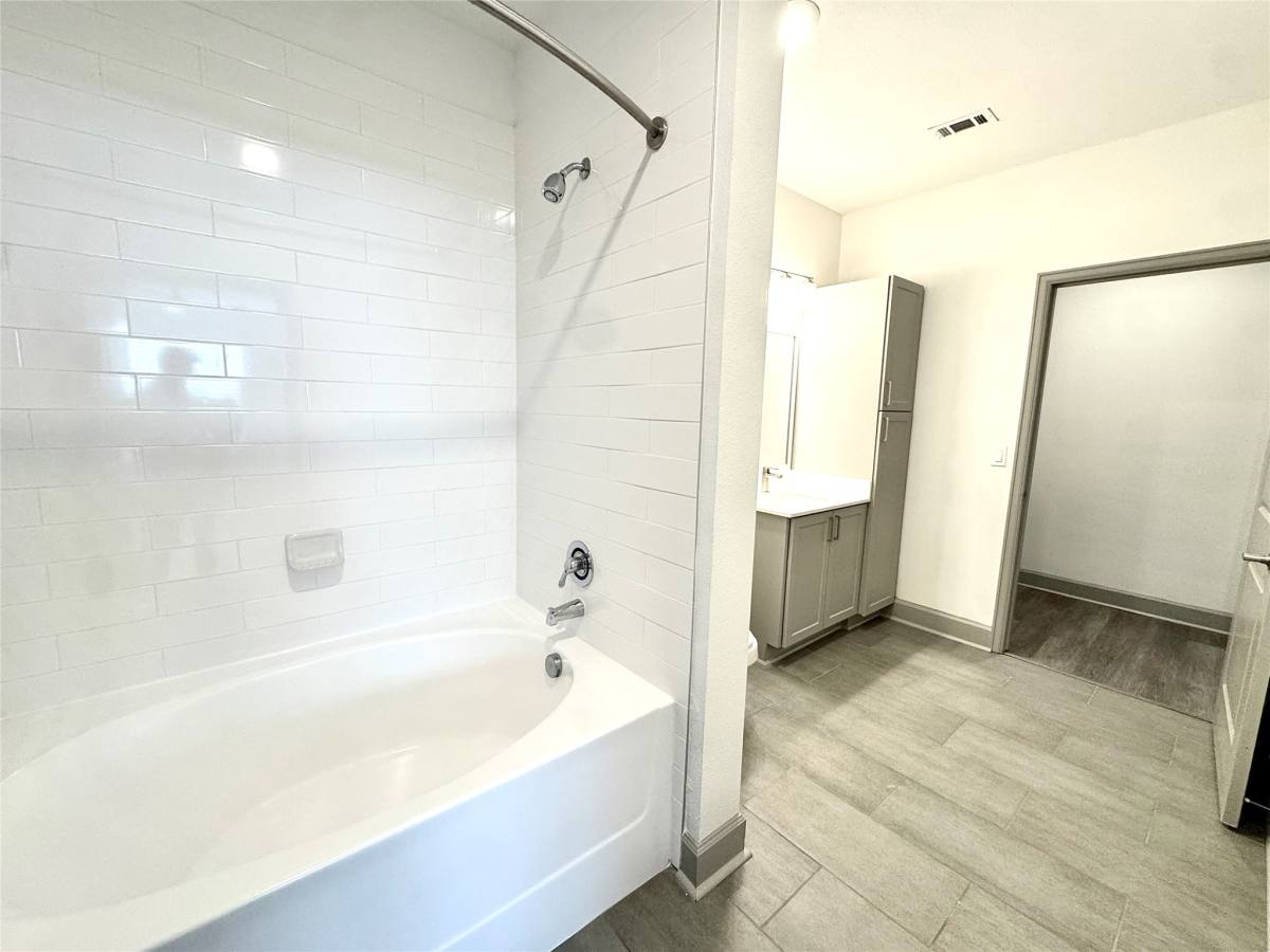 Apartment for rent at 3333 Weslayan St #1113, Houston, TX 77027