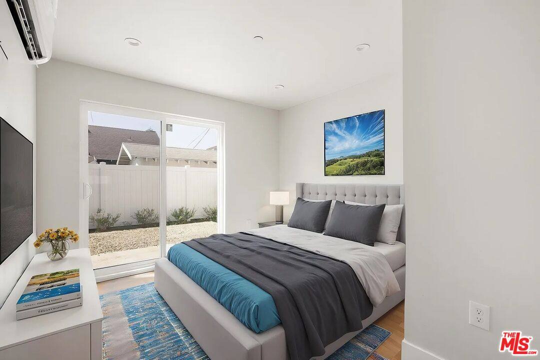 Apartment for rent at 716 W 41st Place #7163 4, Los Angeles, CA 90037