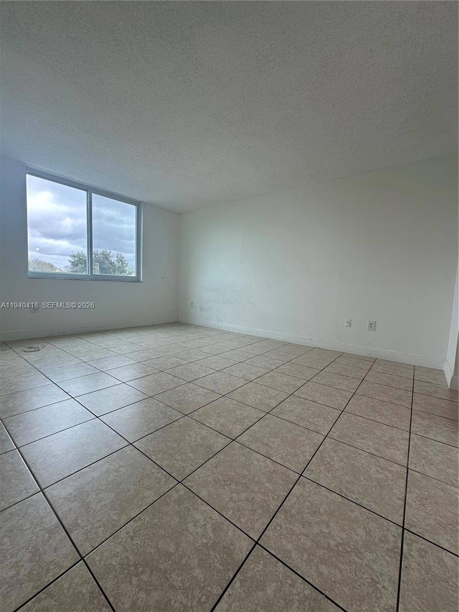 Apartment for rent at 919 Hillcrest Dr #303, Hollywood, FL 33021