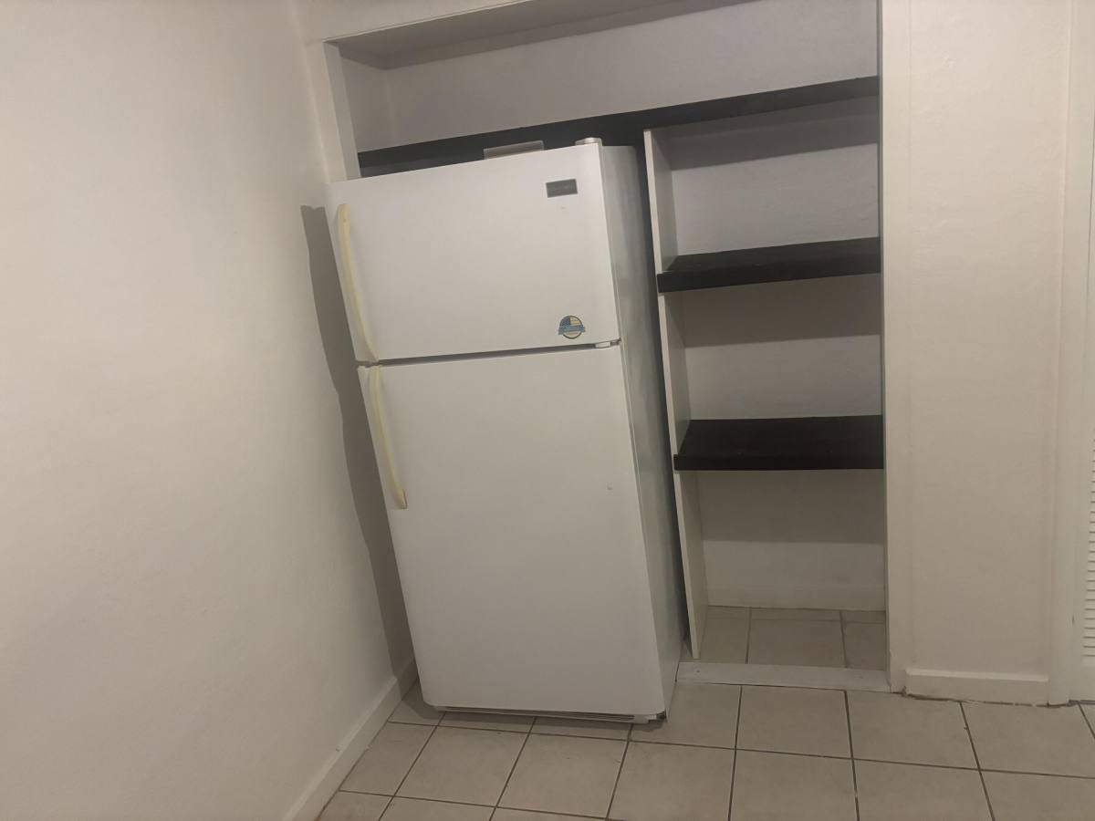 Apartment for rent at 2424 Grant St, Hollywood, FL 33020