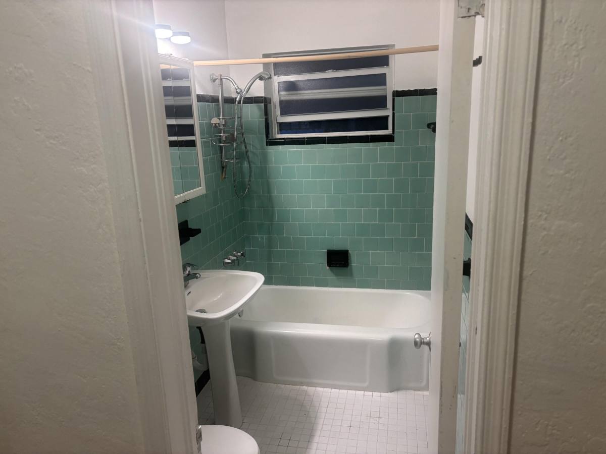 Apartment for rent at 2424 Grant St, Hollywood, FL 33020