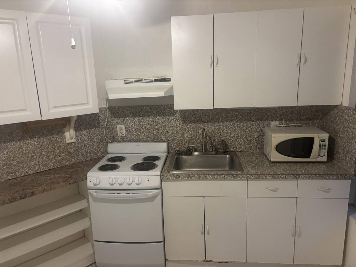 Apartment for rent at 2424 Grant St, Hollywood, FL 33020