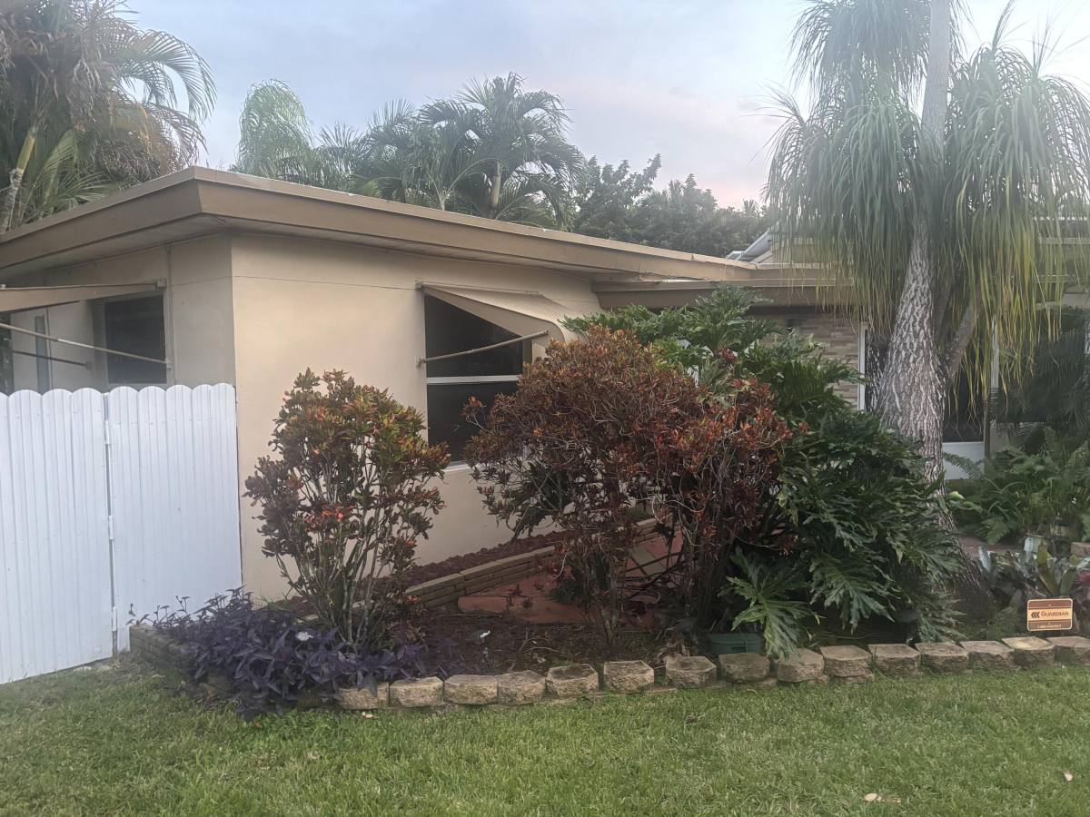 Apartment for rent at 2424 Grant St, Hollywood, FL 33020