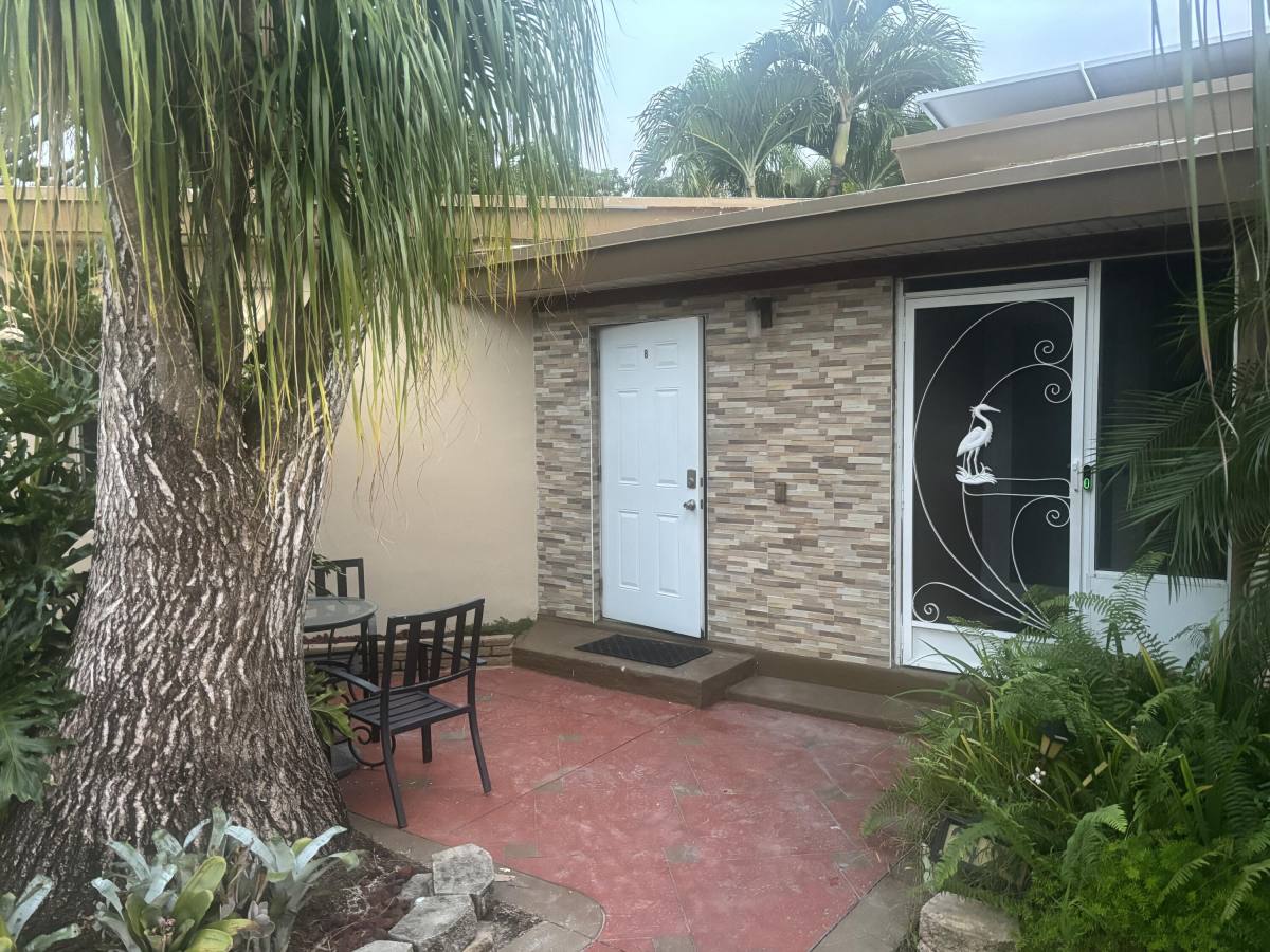 Apartment for rent at 2424 Grant St, Hollywood, FL 33020