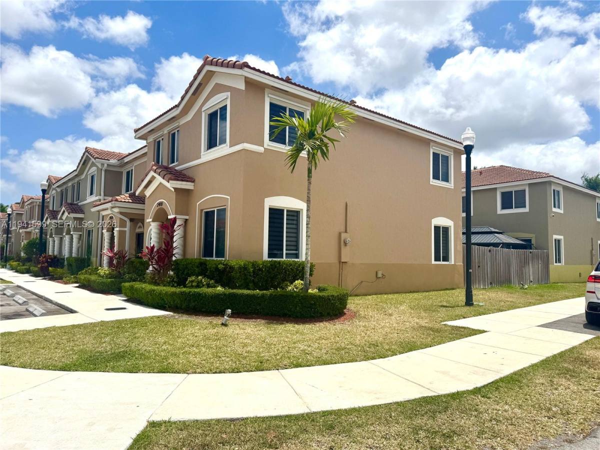 Townhouse for rent at 2418 SE 10th St, Homestead, FL 33035
