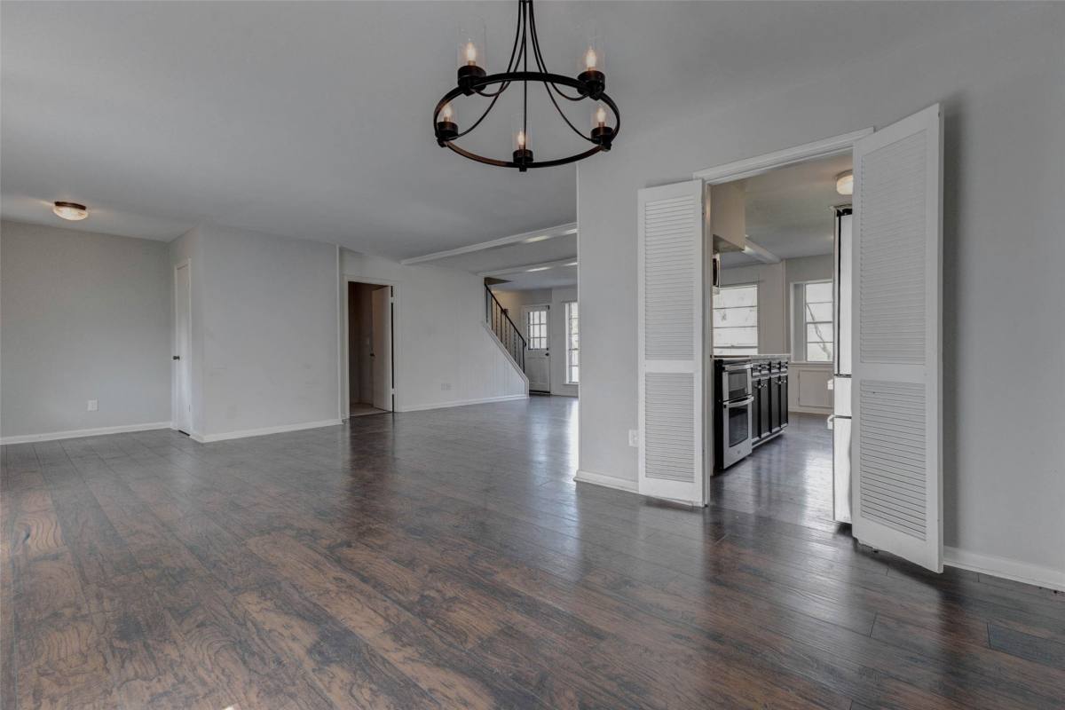 Apartment for rent at 12710 Westleigh Dr, Houston, TX 77077