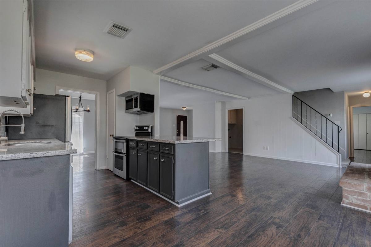 Apartment for rent at 12710 Westleigh Dr, Houston, TX 77077