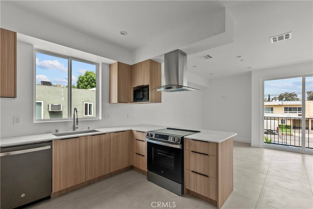 Apartment for rent at 13942 Vanowen St, Van Nuys, CA 91405