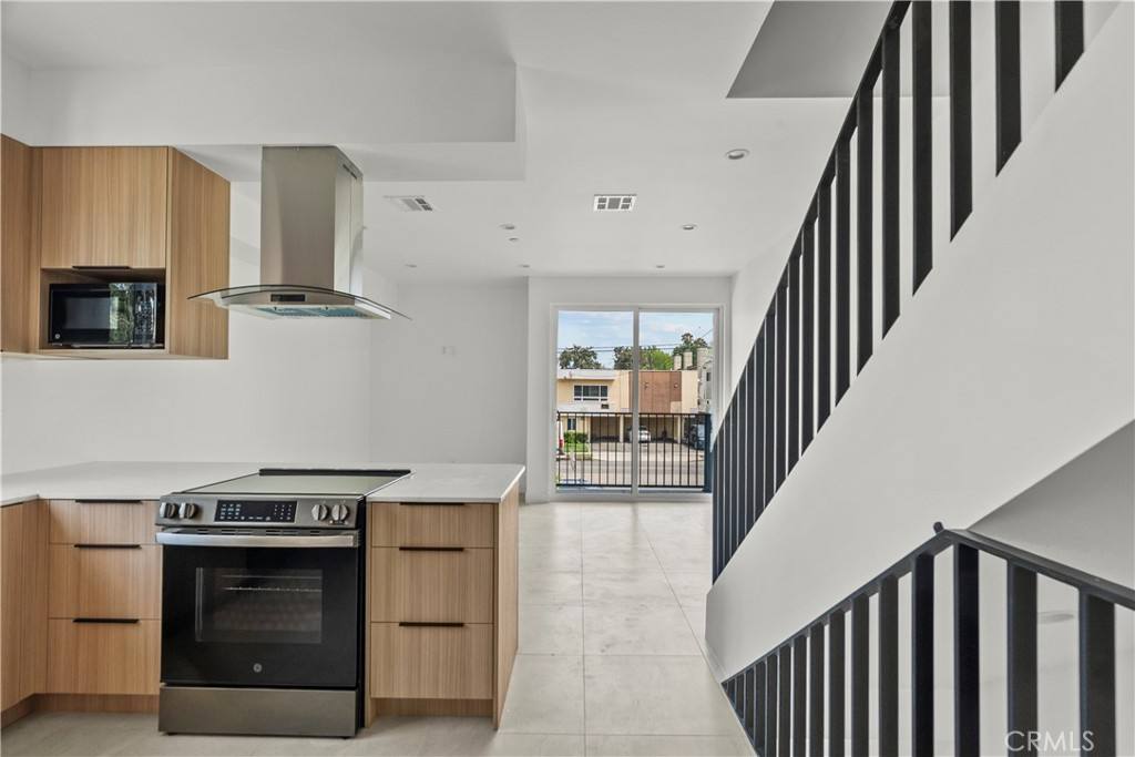 Apartment for rent at 13942 Vanowen St, Van Nuys, CA 91405