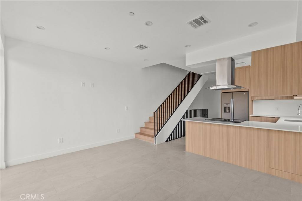 Apartment for rent at 13942 Vanowen St, Van Nuys, CA 91405