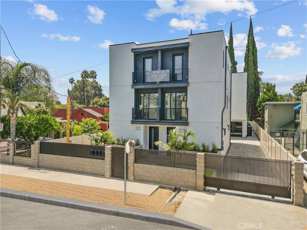Apartment for rent at 13942 Vanowen St, Van Nuys, CA 91405