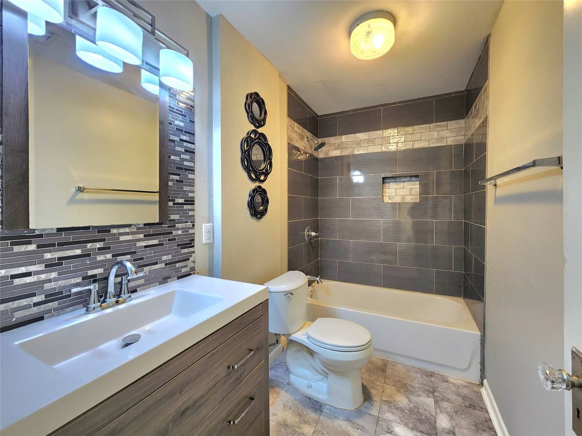 Apartment for rent at 6306 Stillman St, Houston, TX 77007