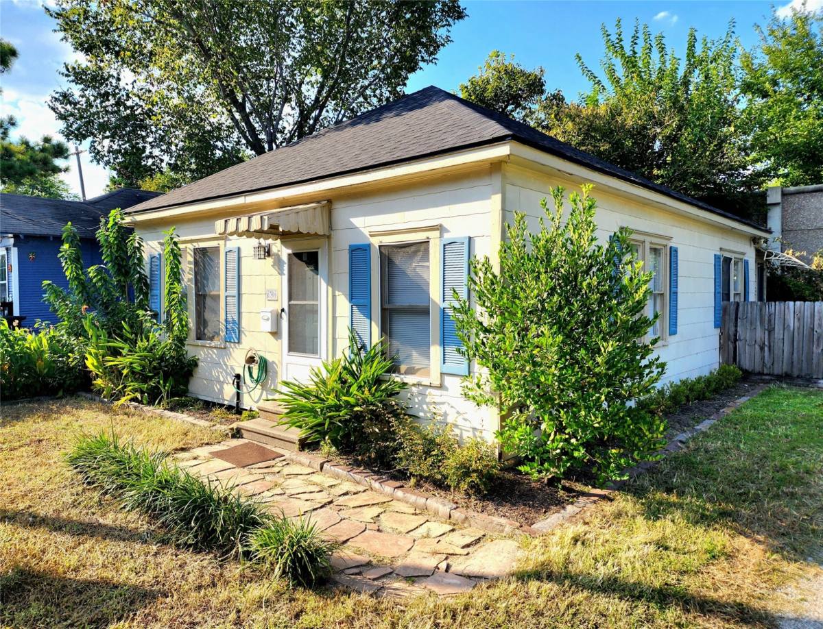 Apartment for rent at 6306 Stillman St, Houston, TX 77007