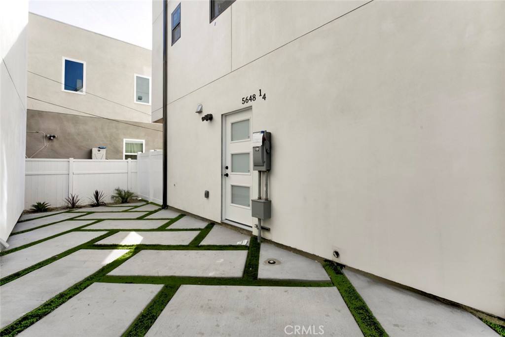 Apartment for rent at 5654 1 2 Cartwright Ave, North Hollywood, CA 91601