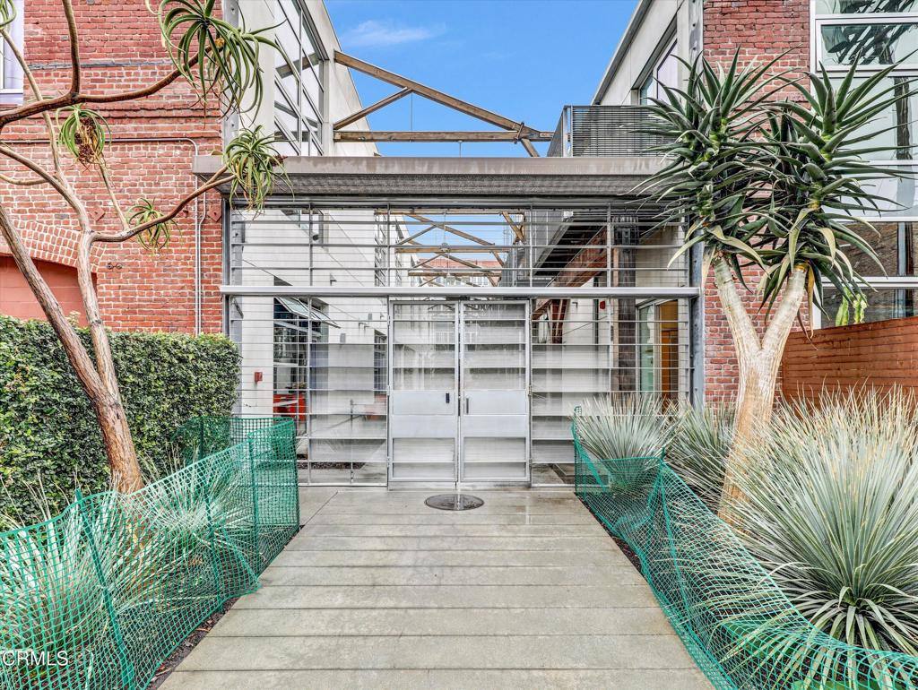 Townhouse for rent at 527 Molino St #110, Los Angeles, CA 90013