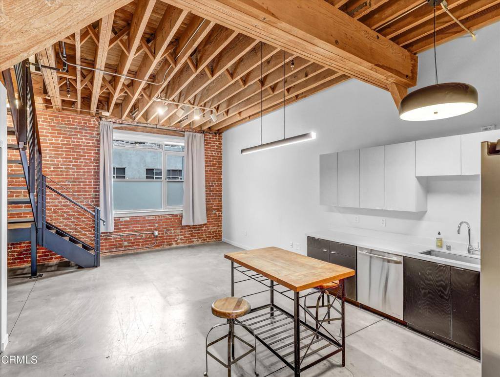 Townhouse for rent at 527 Molino St #110, Los Angeles, CA 90013