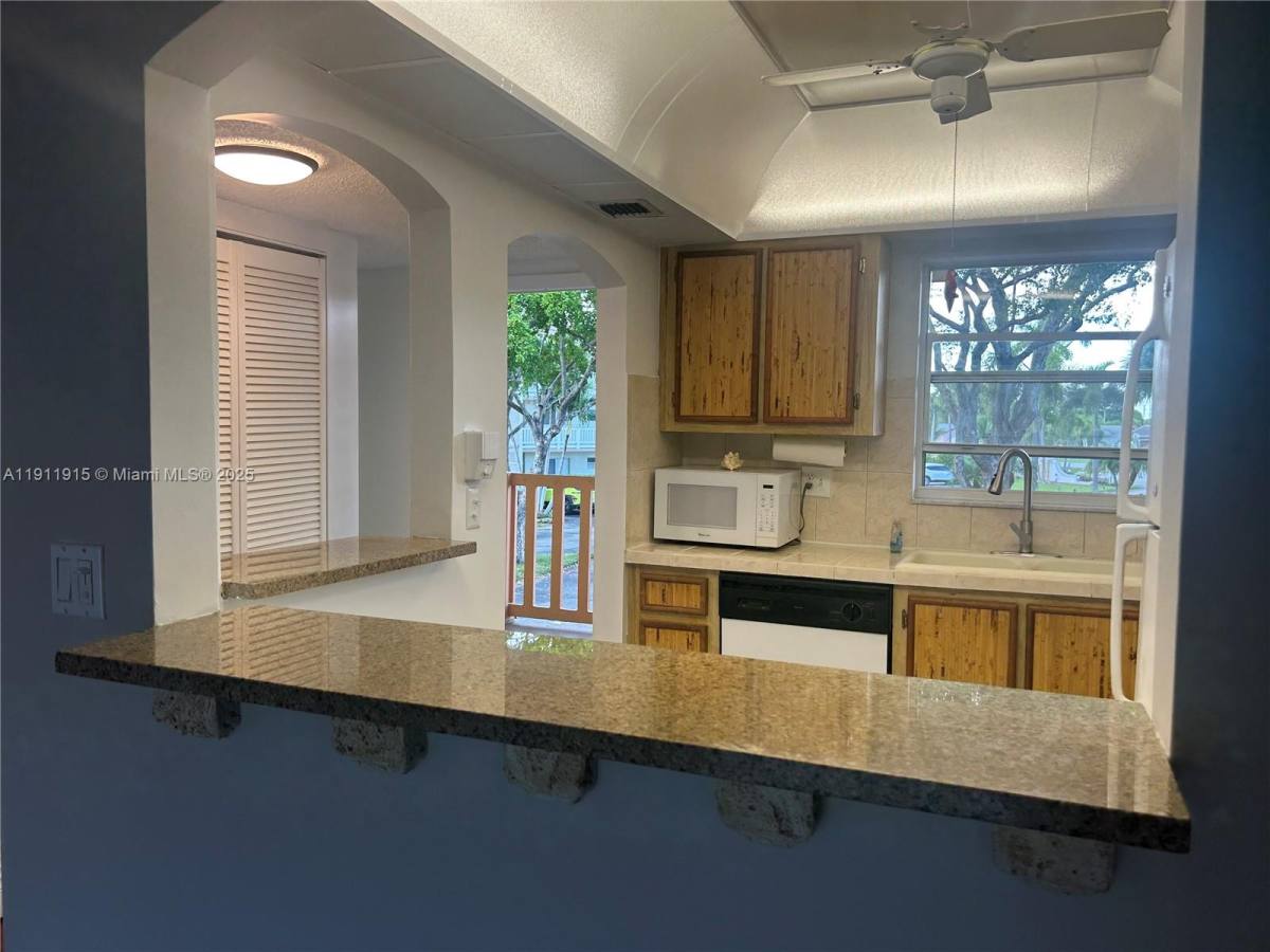 Condo for rent at 6750 Royal Palm Blvd #6750204E, Pompano Beach, FL 33063