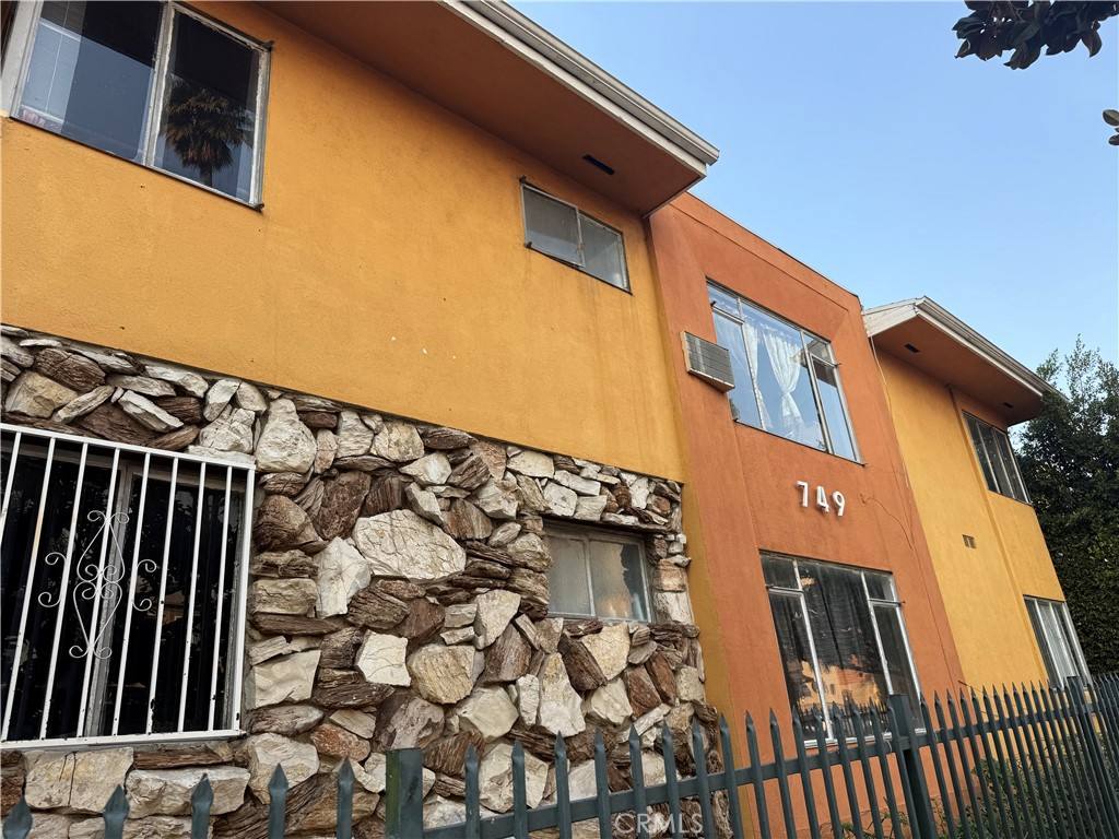 Apartment for rent at 749 S Berendo St #749-5, Los Angeles, CA 90005