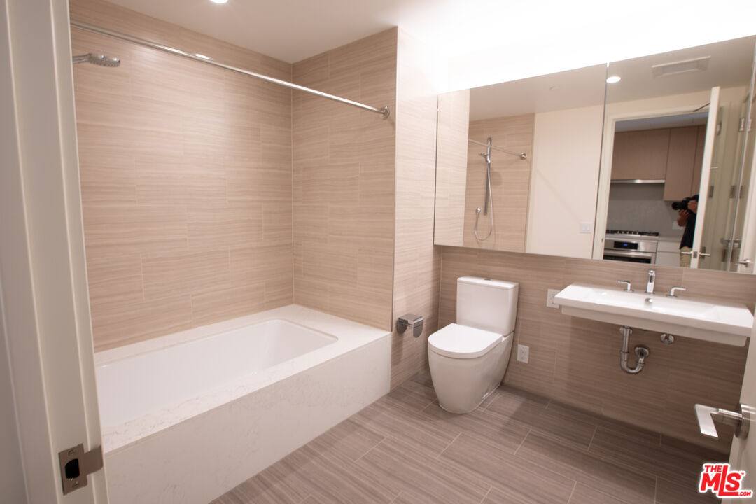 Apartment for rent at 877 Francisco St #1019, Los Angeles, CA 90017