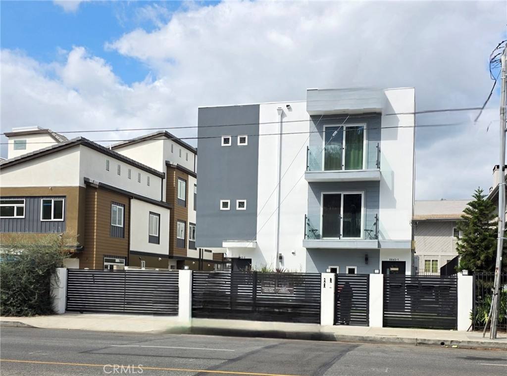 Townhouse for rent at 6845 Haskell Ave #1, Van Nuys, CA 91406