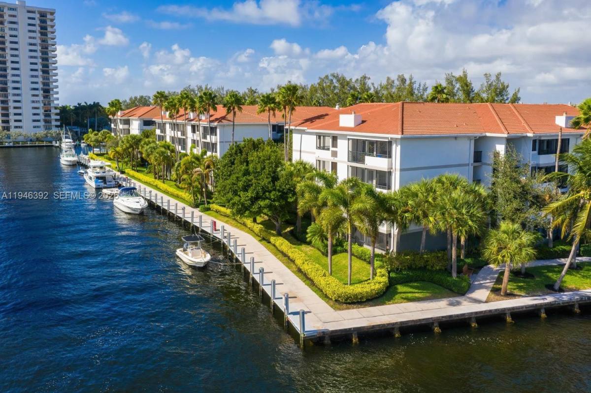 Apartment for rent at 3101 Port Royale Blvd #1013, Fort Lauderdale, FL 33308