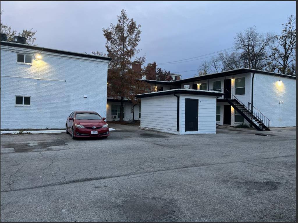 Apartment for rent at 5421 Bryan St #5421B200, Dallas, TX 75206