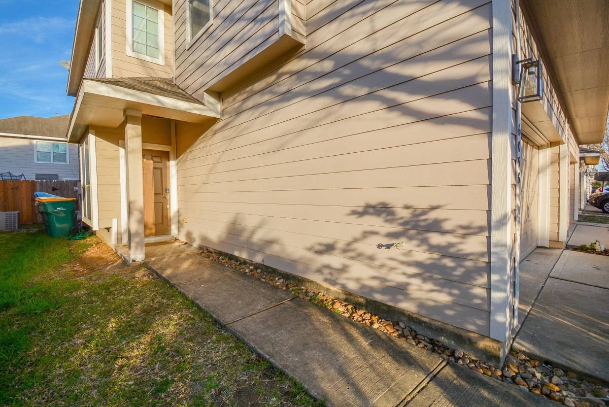 Townhouse for rent at 6058 Shelbourne Park Lane, Houston, TX 77084