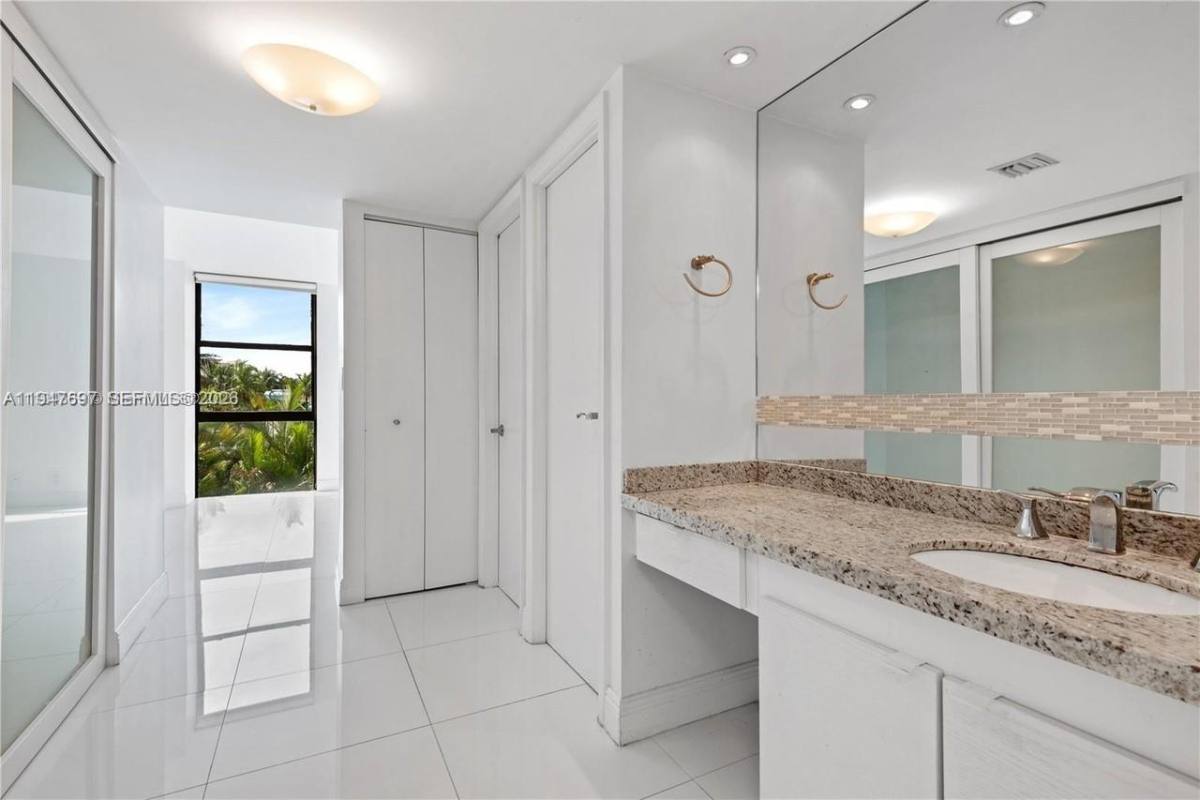 Apartment for rent at 20335 W Country Club Dr #209, Miami, FL 33180